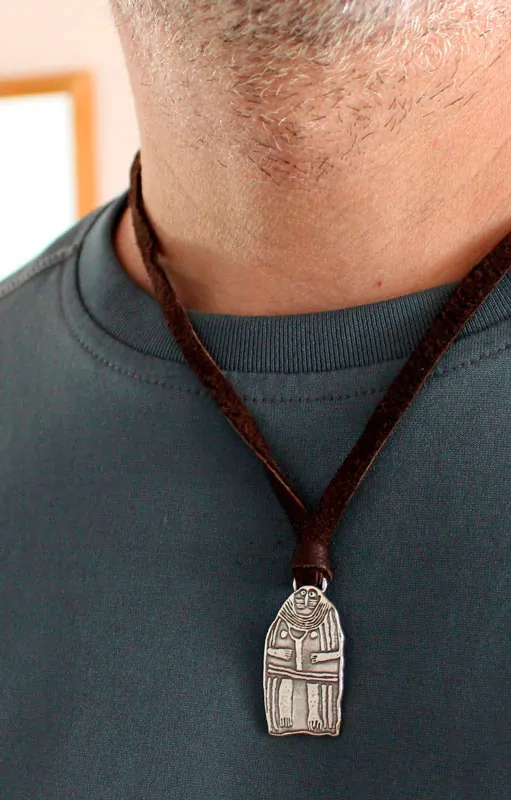 Menhir de la Dama de Saint-Sernin, collar estela femenina neolítica en plata