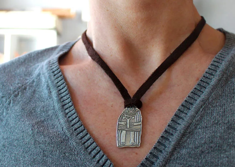 Menhir de la Dama de Saint-Sernin, collar estela femenina neolítica en plata