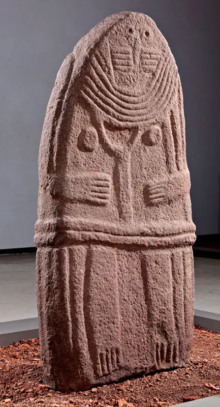 Menhir de la Dama de Saint-Sernin, collar estela femenina neolítica en plata