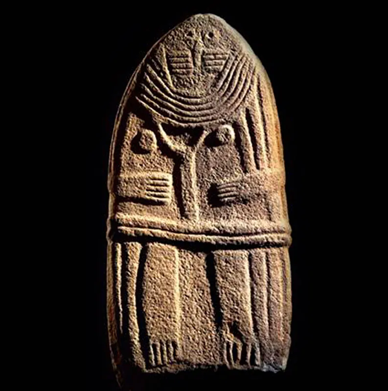 Menhir de la Dama de Saint-Sernin, collar estela femenina neolítica en plata