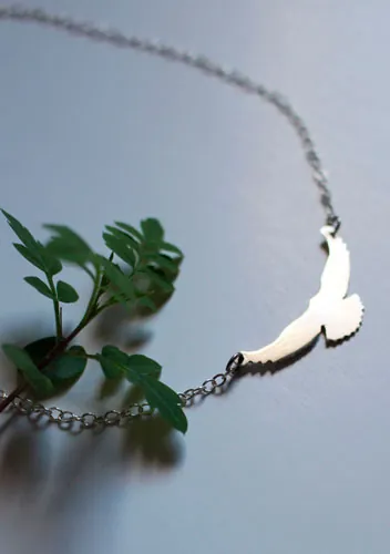 Mensaje, collar símbolo del ave en plata