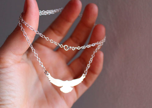 Mensaje, collar símbolo del ave en plata