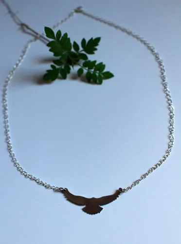Mensaje, collar símbolo del ave en plata