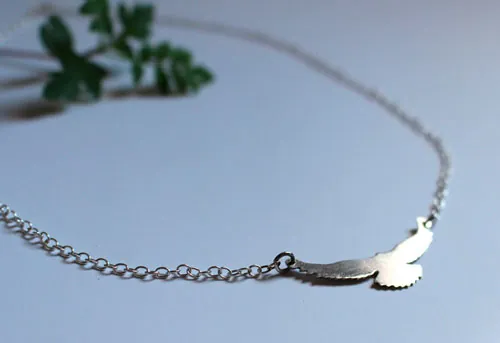Mensaje, collar símbolo del ave en plata