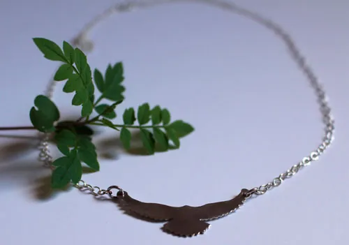 Mensaje, collar símbolo del ave en plata