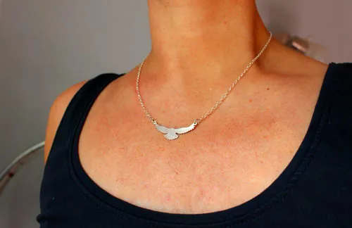Mensaje, collar símbolo del ave en plata