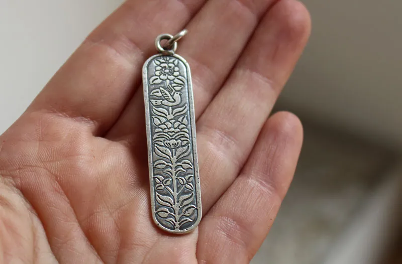 Mensajero de vida, dije ave y flores en plata