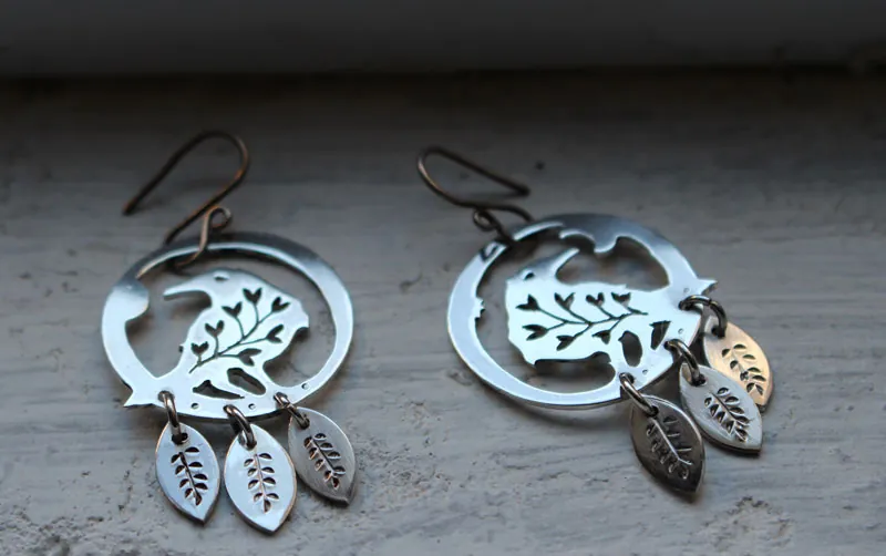 Mensajero del alma, aretes cuervo vegetal en plata