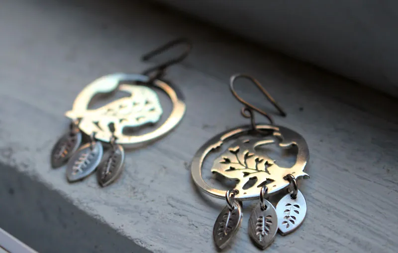 Mensajero del alma, aretes cuervo vegetal en plata