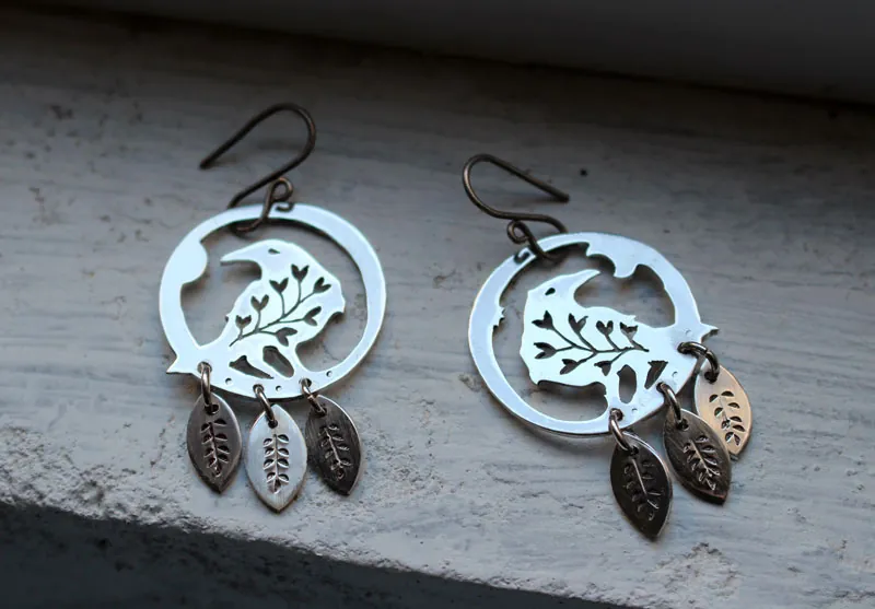 Mensajero del alma, aretes cuervo vegetal en plata