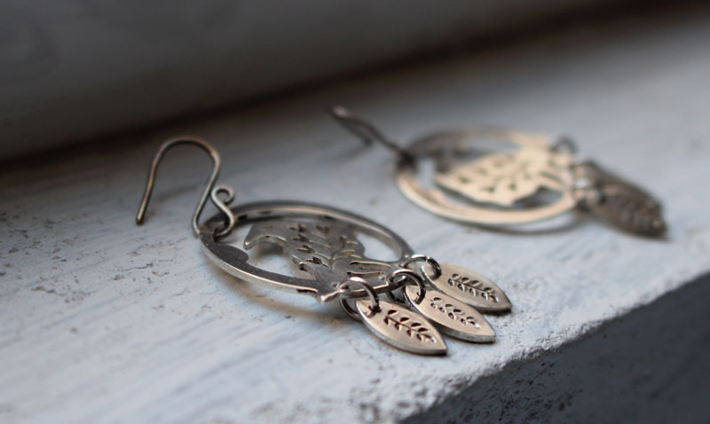 Mensajero del alma, aretes cuervo vegetal en plata