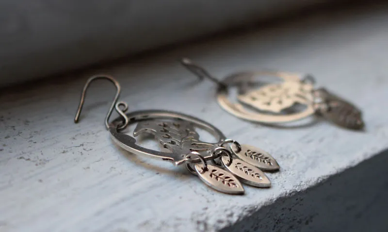 Mensajero del alma, aretes cuervo vegetal en plata