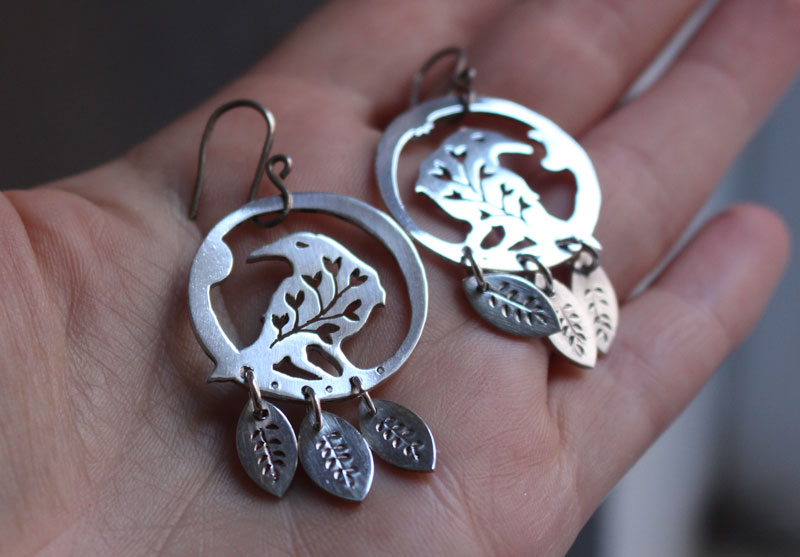 Mensajero del alma, aretes cuervo vegetal en plata