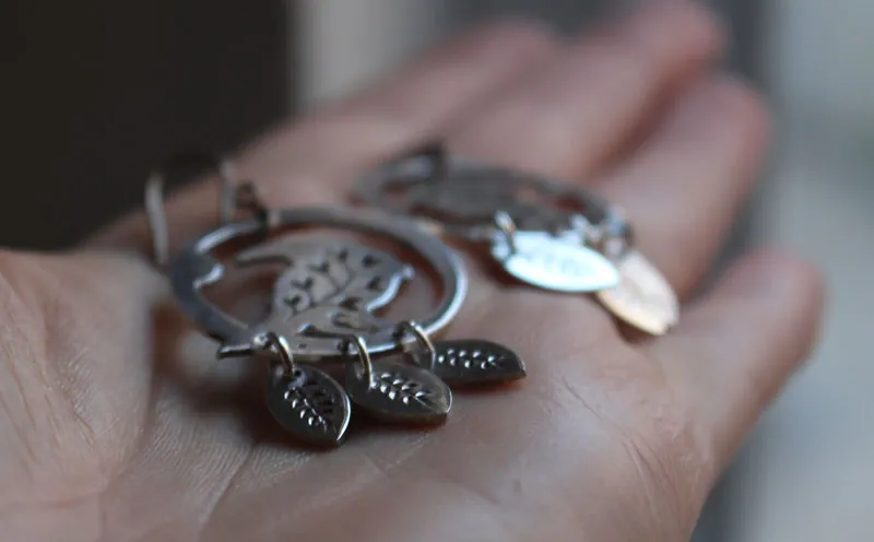 Mensajero del alma, aretes cuervo vegetal en plata