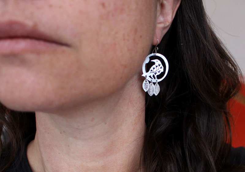 Mensajero del alma, aretes cuervo vegetal en plata