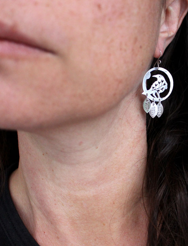 Mensajero del alma, aretes cuervo vegetal en plata