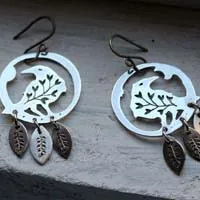 Mensajero del alma, aretes cuervo vegetal en plata