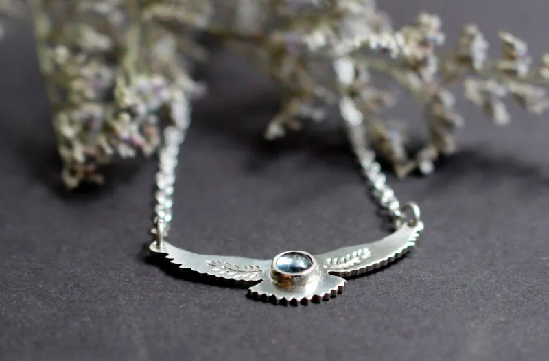 Mensajero del amanecer, collar águila nativa americana en plata y espinela