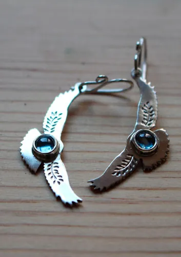 Mensajes del amanecer, aretes águila en plata y zircón azul