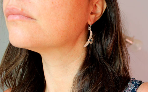 Mensajes del amanecer, aretes águila en plata y zircón azul