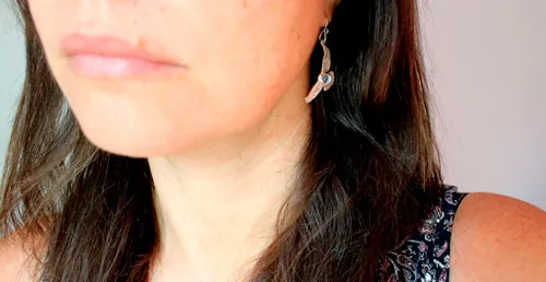 Mensajes del amanecer, aretes águila en plata y zircón azul