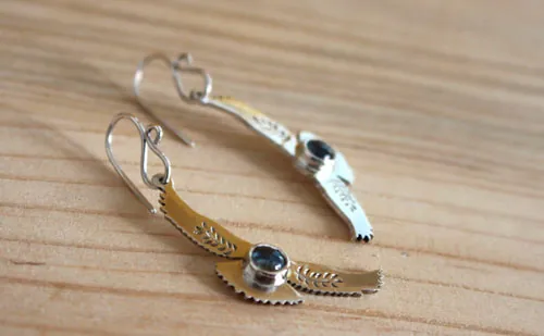 Mensajes del amanecer, aretes águila en plata y zircón azul