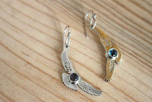 Mensajes del amanecer, aretes águila en plata y zircón azul