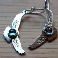 Mensajes del amanecer, aretes águila en plata y zircón azul