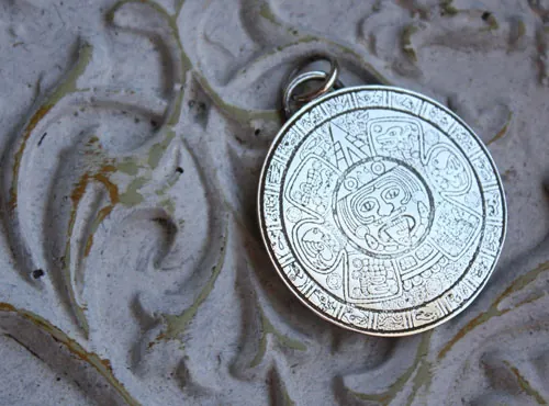 Mesoamérica, dije calendario prehispánico azteca y maya en plata