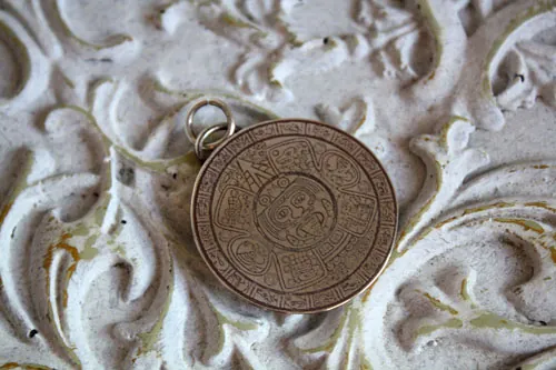 Mesoamérica, dije calendario prehispánico azteca y maya en plata