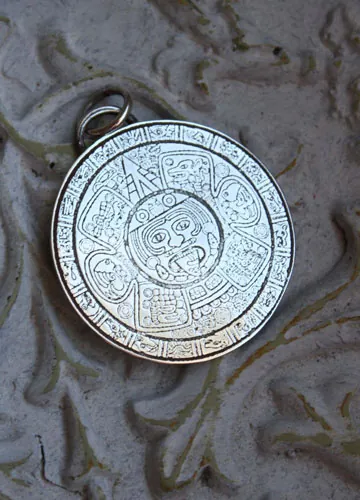 Mesoamérica, dije calendario prehispánico azteca y maya en plata