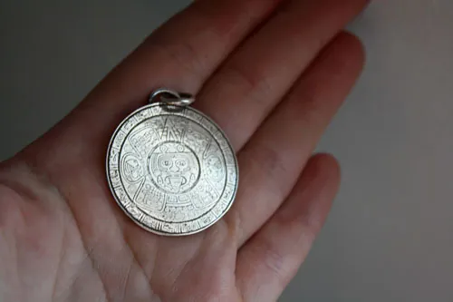 Mesoamérica, dije calendario prehispánico azteca y maya en plata