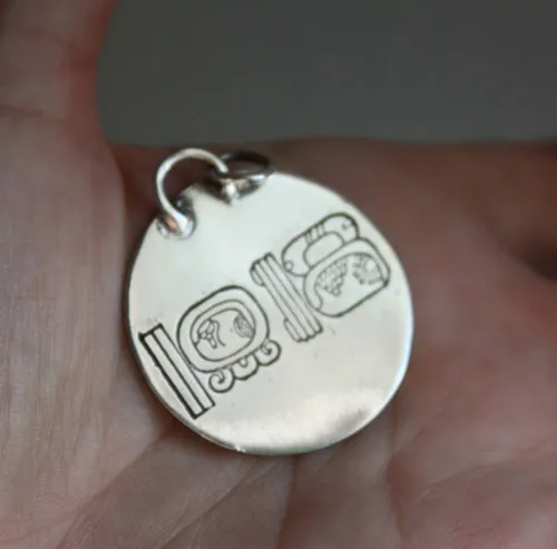 Mesoamérica, dije calendario prehispánico azteca y maya en plata