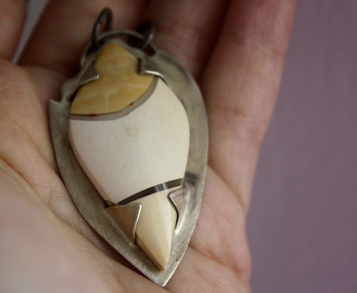 Metafísica, dije misterio de la naturaleza en plata y jaspe mookaíta brechada