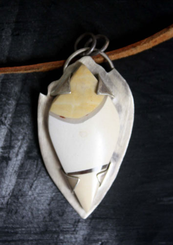 Metafísica, dije misterio de la naturaleza en plata y jaspe mookaíta brechada