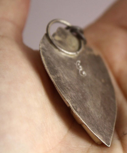 Metafísica, dije misterio de la naturaleza en plata y jaspe mookaíta brechada