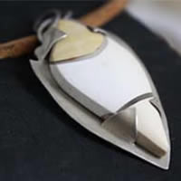 Metafísica, dije misterio de la naturaleza en plata y jaspe mookaíta brechada