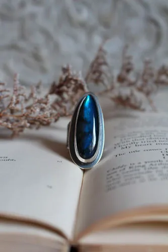 Mi corazón está grabado en tu corteza, anillo fidelidad en plata y labradorita