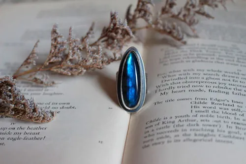 Mi corazón está grabado en tu corteza, anillo fidelidad en plata y labradorita