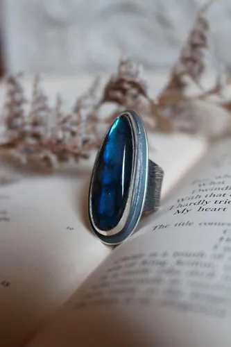 Mi corazón está grabado en tu corteza, anillo fidelidad en plata y labradorita