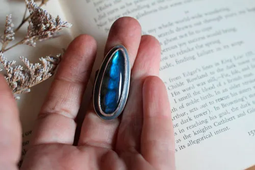 Mi corazón está grabado en tu corteza, anillo fidelidad en plata y labradorita