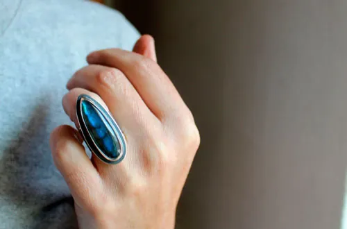 Mi corazón está grabado en tu corteza, anillo fidelidad en plata y labradorita