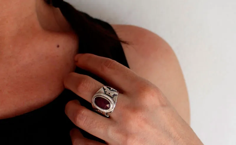 Mi estrella, anillo liebre de las estrellas en plata con rubí