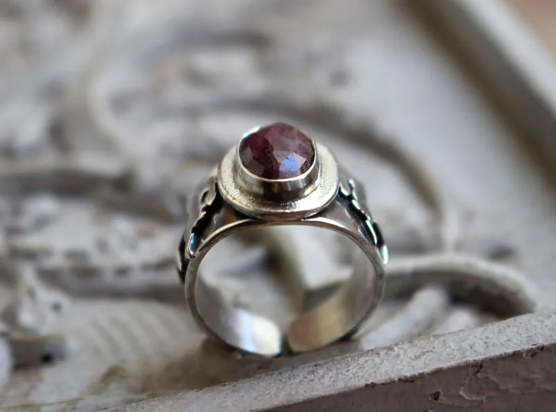Mi estrella, anillo liebre de las estrellas en plata con rubí