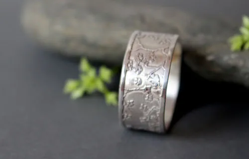 Misaki, anillo ramas de cerezo japonés en plata
