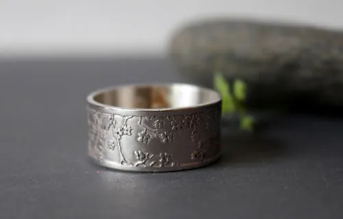 Misaki, anillo ramas de cerezo japonés en plata