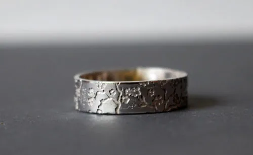Misao, anillo ramas de cerezo japonés en plata
