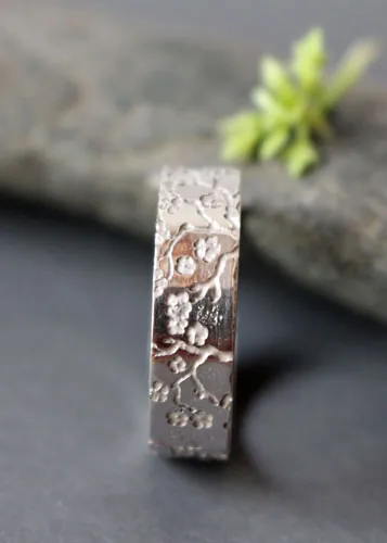 Misao, anillo ramas de cerezo japonés en plata