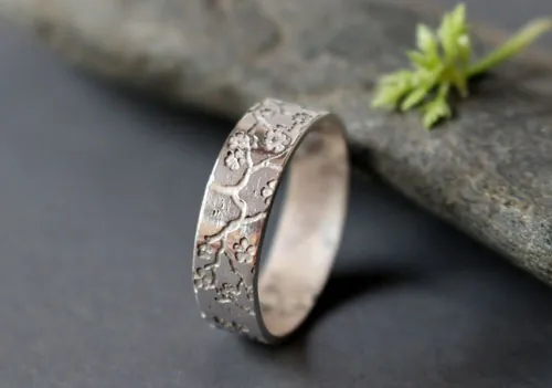Misao, anillo ramas de cerezo japonés en plata
