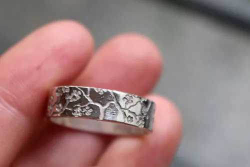 Misao, anillo ramas de cerezo japonés en plata